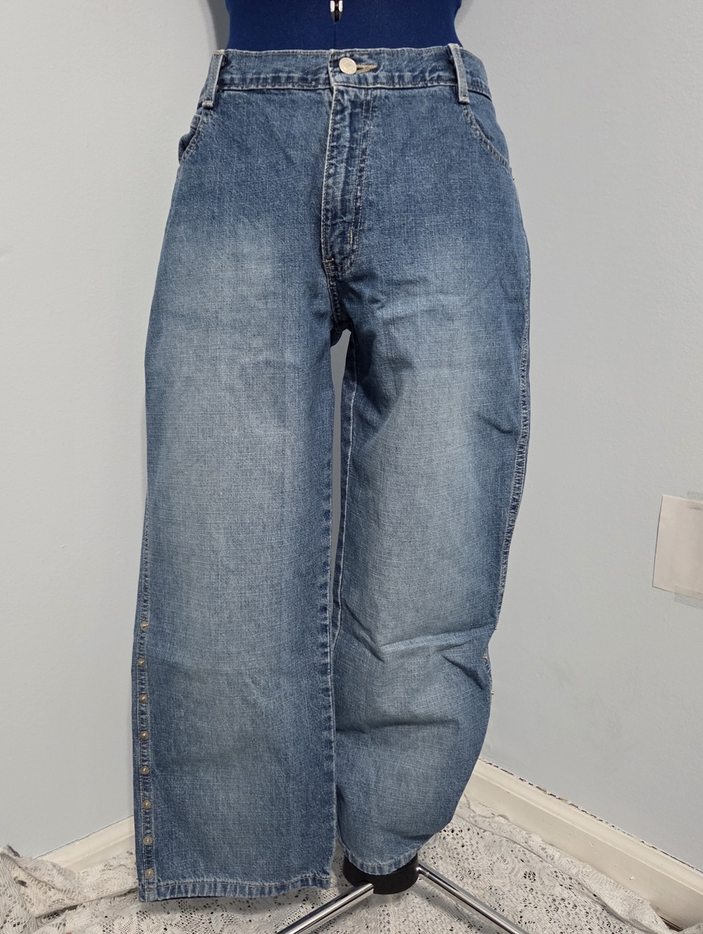 Vintage Lightwash Studded Denim Capris Size 12